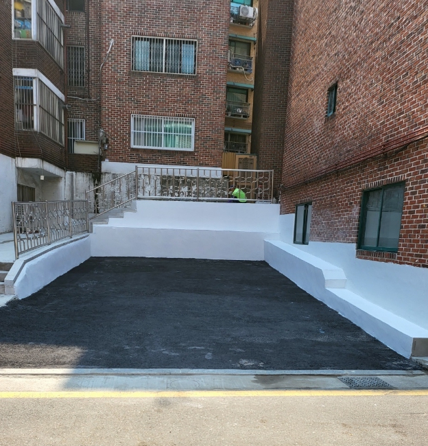 창신동 빈집 철거 대지에 마을주차장을 조성한 모습