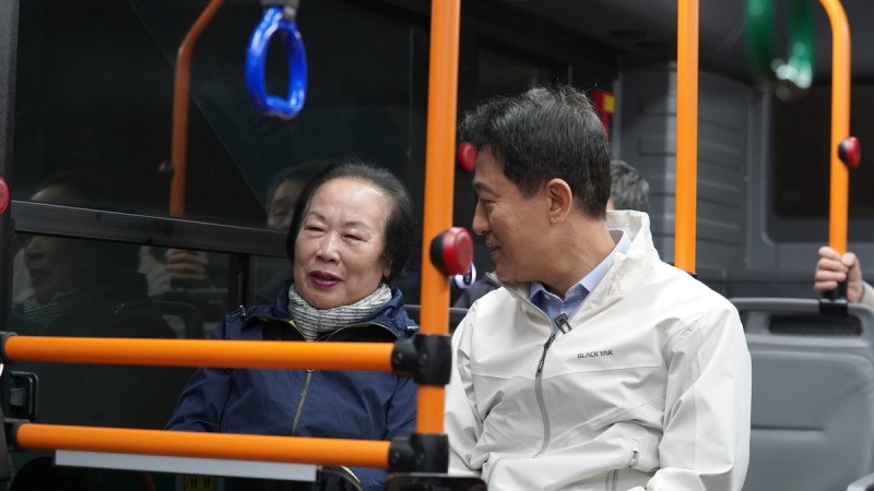 출근길 청소 노동자와 대화하는 오세훈 서울시장 후보(사진=연합뉴스)