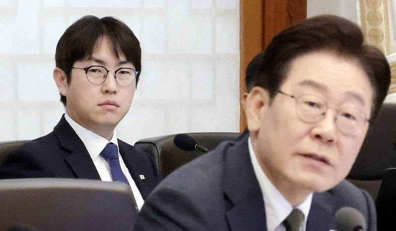 이재명 대통령 발언 듣는 하정우 수석(사진=연합뉴스)