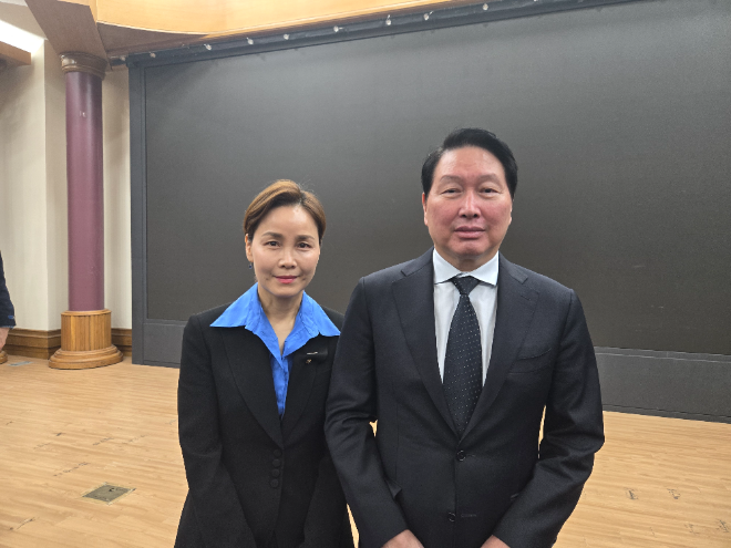 더불어민주당 임오경 국회의원(경기 광명갑)과 최태원 SK그룹 회장(대한상공회의소장). 사진=임오경 의원실