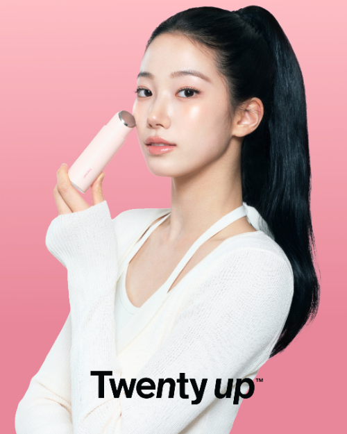 앳홈, 뷰티 디바이스 ‘투앤티업’ 출시…르세라핌 카즈하 모델 발탁
