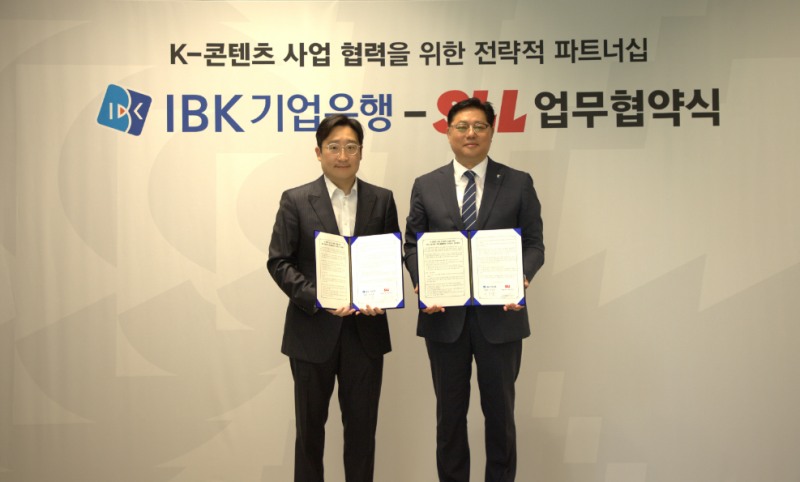 28일 서울 마포구 SLL중앙 본사에서 열린 업무협약식에서 (왼쪽부터) 박준서 SLL중앙 대표이사와 이건홍 IBK기업은행 혁신금융그룹장이 기념촬영을 하는 모습. 사진=IBK기업은행