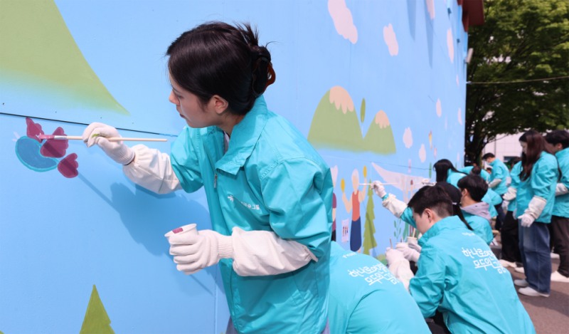 난 28일 인천 서구 소재 연희노인문화센터에서 진행된 벽화조성 봉사활동에 참여한 하나금융그룹 임직원이 벽화를 조성하며 지역사회에 따뜻한 메시지를 전하고 있다. 사진=하나금융그룹