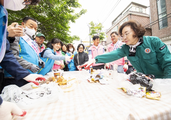 용산구, '용산 클린데이 대청소' 총력…주민들과 함께 도시환경 정비
