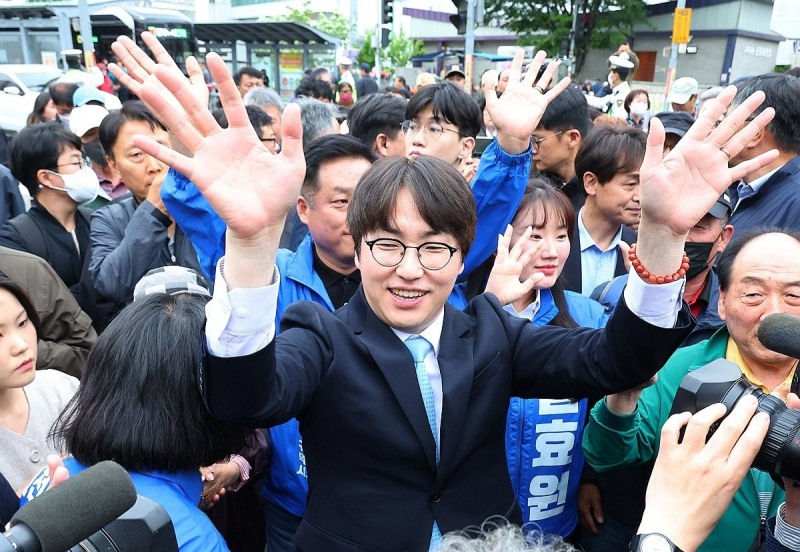 부산 구포시장 찾은 하정우(사진=연합뉴스)