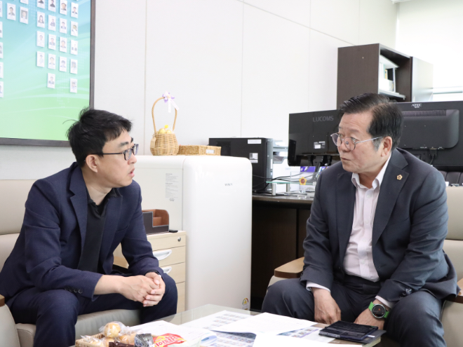 허원 위원장은 30일 경기도의회에서 경기도 철도항만물류국장과 간담회를 갖었다. / 경기도의회