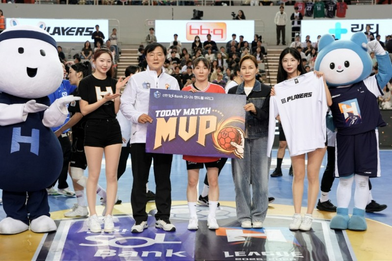 경기 MVP SK슈가글라이더즈 강경민, 시상자 조계원의원(좌) 임오경의원(우) / 사진제공=한국핸드볼연맹