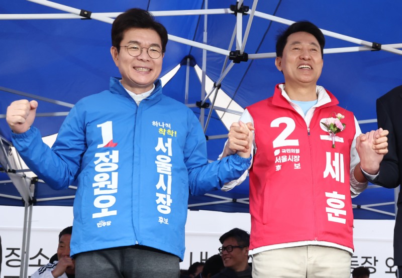 '지방선거 D-30'…축구대회 참석한 정원오·오세훈 후보.(사진=연합뉴스)