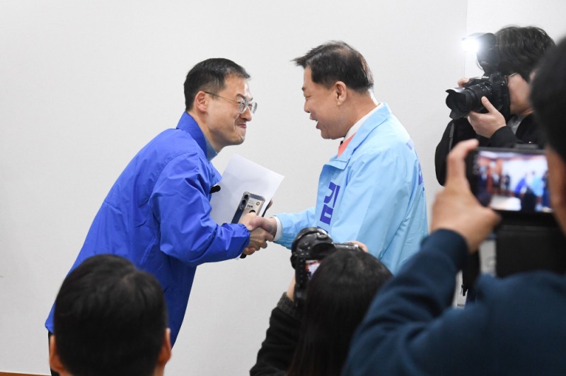 악수하는 김상욱과 김종훈.(사진=연합뉴스)