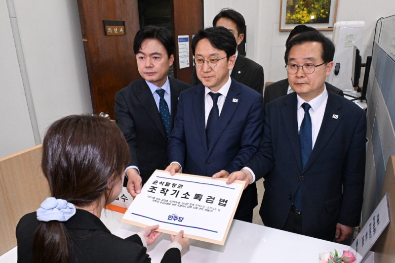 더불어민주당 천준호 원내대표 직무대행과 국정조사특위 위원들이 30일 국회 의안과에 '윤석열 정치검찰 조작기소 진상규명 특검법'을 제출하고 있다.(사진=연합뉴스)