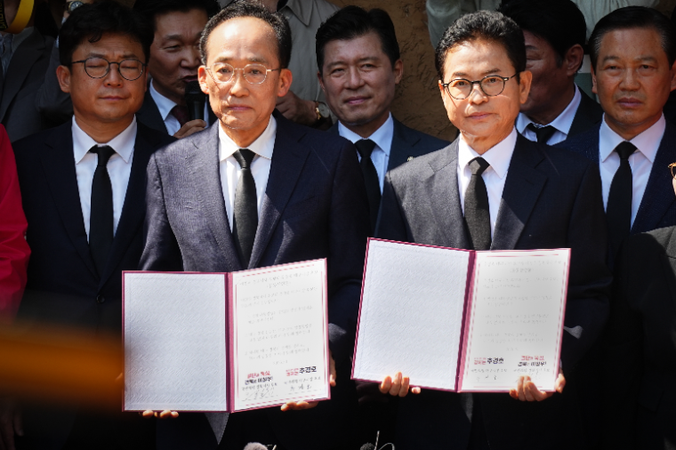 추경호 (왼쪽) 후보 박정희 대통령 생가 방문 (사진=후보측)