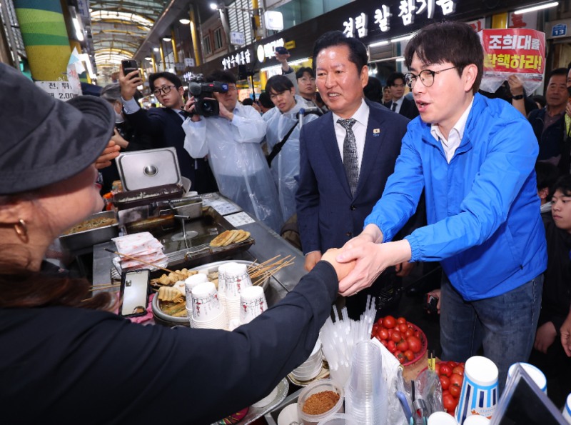 구포시장 찾은 정청래·하정우(사진=연합뉴스)