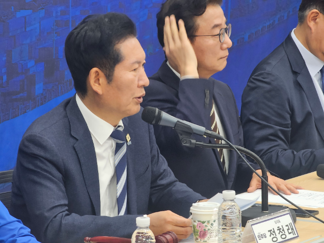 더불어민주당 정청래 대표가 4일 부산항 국제전시컨벤션센터에서 열린 최고위원회의에 참석해 인사말을 건네고 있다.