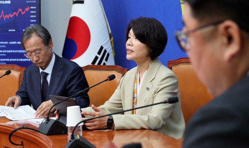 어린이 공약 발표하는 민주당 한정애 정책위의장(사진=연합뉴스)
