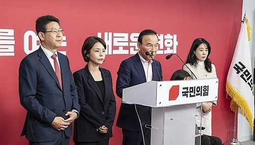 공천 결과 발표하는 국민의힘 공천관리위(사진=연합뉴스)
