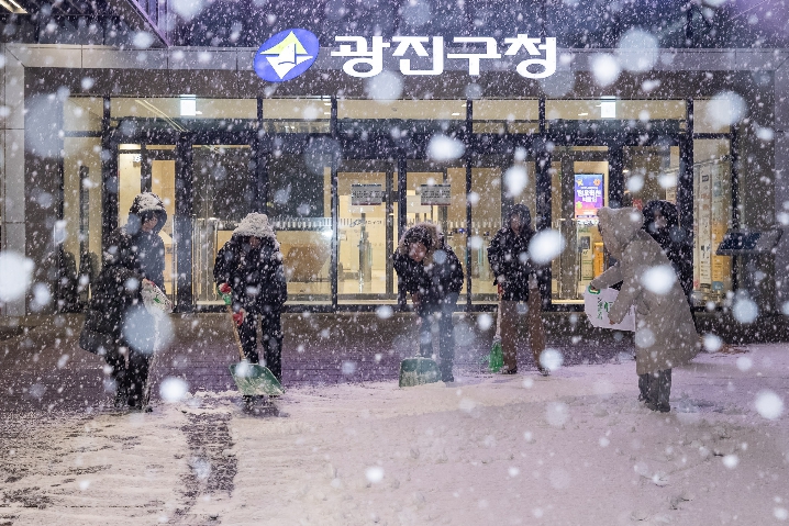 기습폭설로 제설 작업중인 광진구청 직원들
