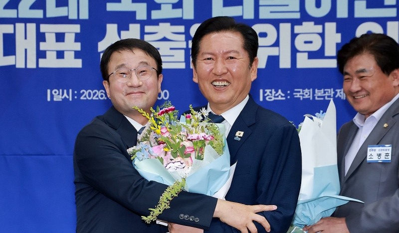 축하받는 민주당 한병도 신임 원내대표(사진=연합뉴스)
