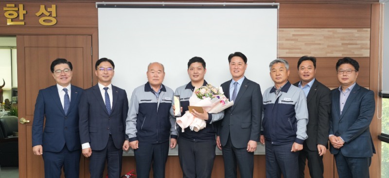 기업체 우수 사원 표창 행사에서 (사진 오른쪽 네번째부터) BNK경남은행 김태한 은행장, ㈜한성 이상민 과장, ㈜한성 최광련 회장이 기념사진을 촬영하고 있다. 사진=BNK경남은행