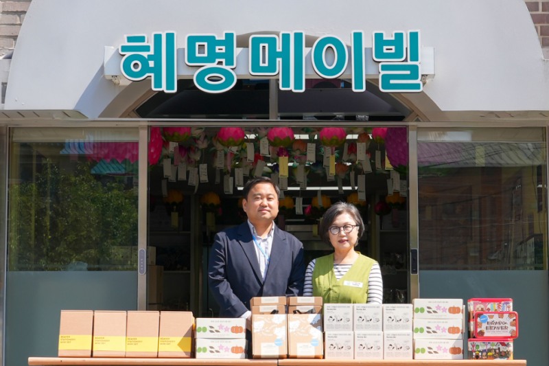 4일 혜명메이빌에서 진행된 선물 전달식에서 오석진 한국투자증권 브랜드전략실장(왼쪽)과 이수경 혜명메이빌 원장이 기념사진을 촬영하고 있다. 사진=한국투자증권