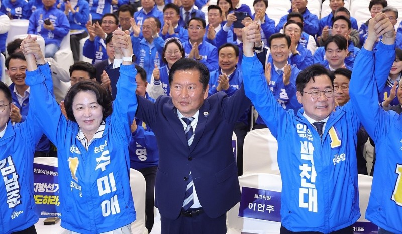후보들과 기념촬영하는 정청래 대표(사진=연합뉴스)