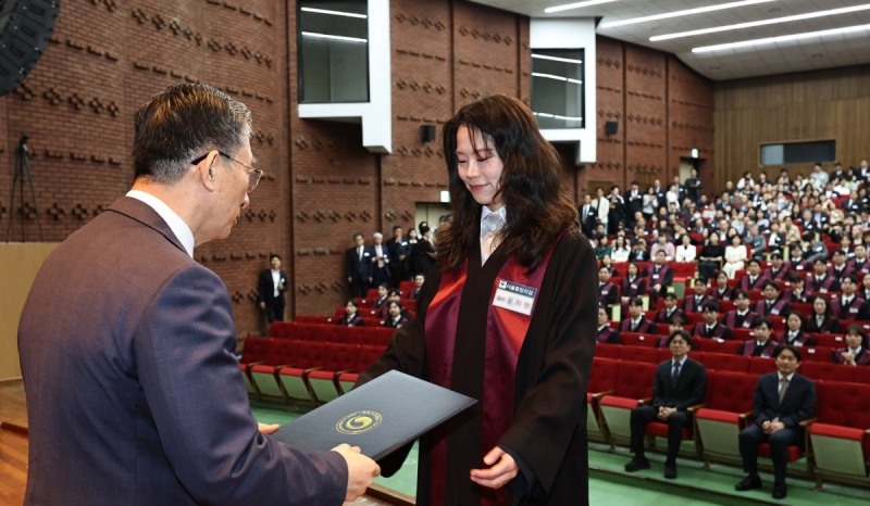 신임 검사에게 임명장 전수하는 정성호 법무부 장관(사진=연합뉴스)