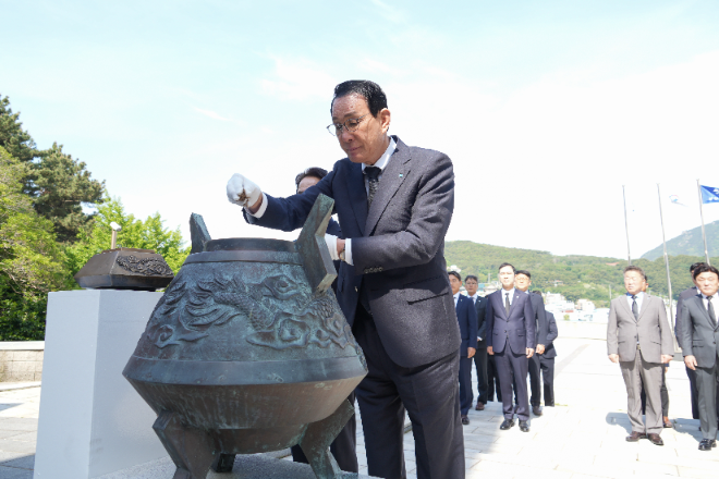 노동진 수협중앙회장은 7일, 부산 영도구에 소재한 ‘순직 선원 위령탑’을 찾아 분향하고 있다. (사진=수협중앙회)