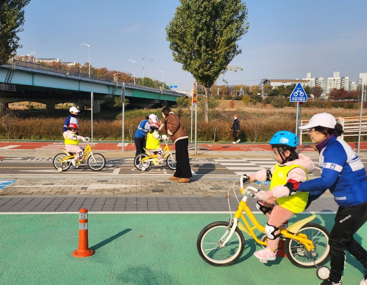지난해 열린 ‘어린이 자전거 및 교통안전 교육’에서 어린이들이 자전거 타는 법을 배우고 있다.