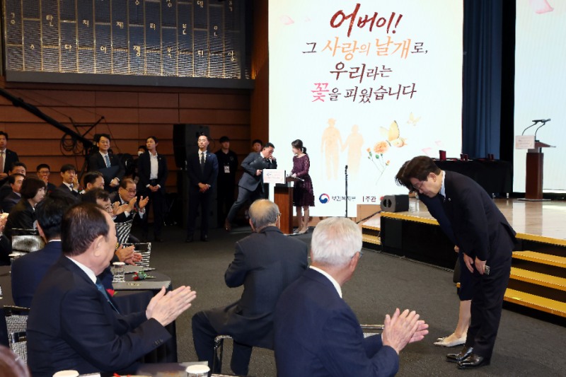 참석자에게 인사하는 이재명 대통령 부부(사진=연합뉴스)