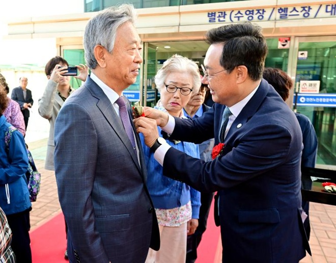 하병필 행정부시장이 8일 인천노인종합문화회관에서 열린 '2026년 어버이날 기념행사'에서 어르신에게 카네이션을 달아드리고 있다. / 인천시