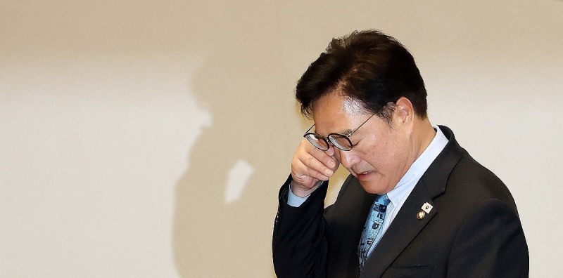 국민의힘의 필리버스터 신청으로 안건을 상정하지 않겠다고 밝히며 눈물을 닦는 우원식 국회의장(사진=연합뉴스)