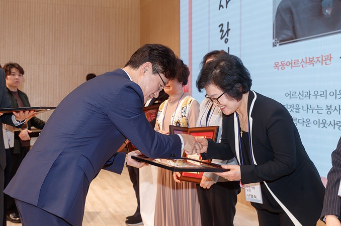 지난 7일 ‘양천구, 제54회 어버이날 기념 표창 수여식’에서 하영태 양천구청장 권한대행(왼쪽)이 표창을 수여하고 있는 모습