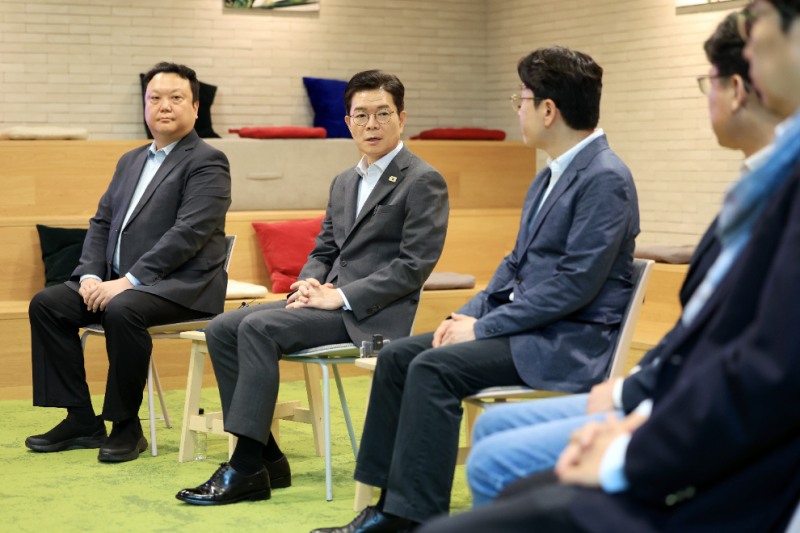 LG사이언스파크 방문한 정원오 서울시장 후보(사진=연합뉴스)