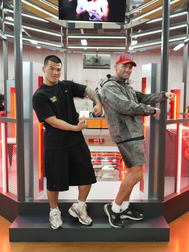 고석현 x 오반 엘리엇 시그니처 포즈. (사진=UFC 한국 미디어 커뮤니케이션)