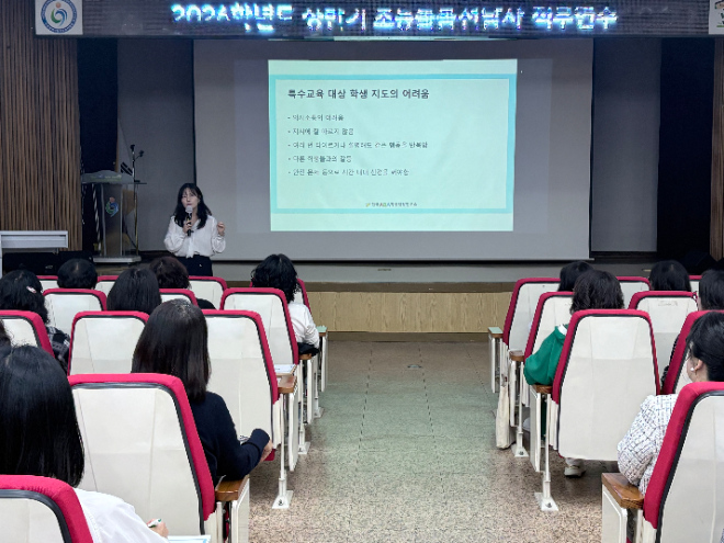 동부교육지원청은 지난 12일 청사 대회의실에서 관내 초등돌봄전담사 60여 명을 대상으로 ‘2026학년도 상반기 직무연수’를 운영했다. / 인천교육청