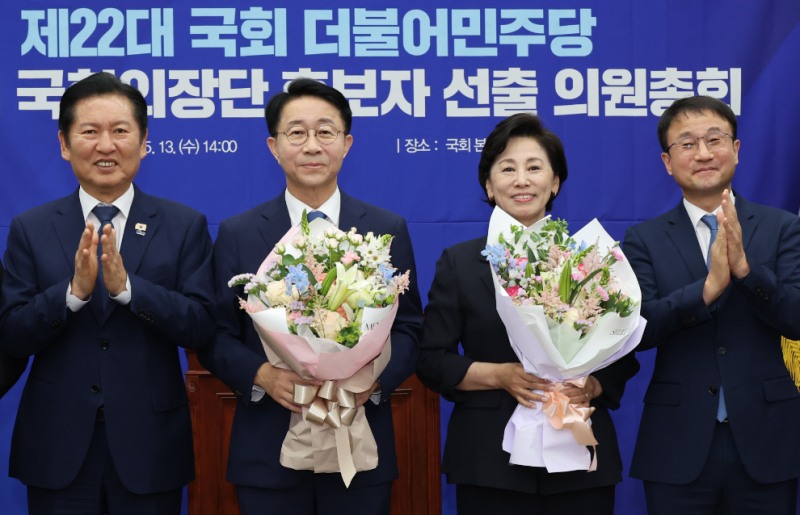 민주당 국회의장 후보에 선출된 조정식·부의장 후보 남인순(사진=연합뉴스)