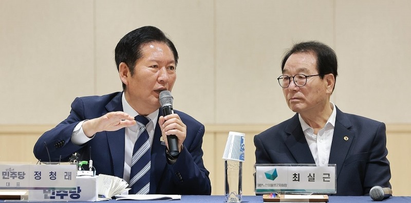 울릉군민과 간담회에 참석한 민주당 정청래 총괄상임선대위원장(사진=연합뉴스)