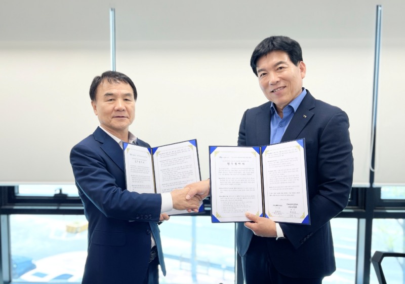 한국교통안전공단 오태석 자동차검사본부장(사진 오른쪽)과 한국자동차전문정비사업조합연합회 강순근 회장.