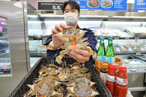 롯데마트, 제철 알배기 암꽃게 공급