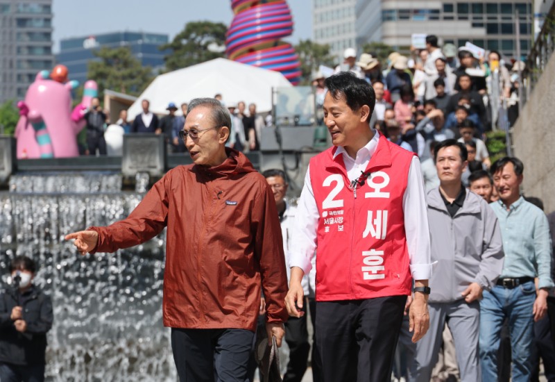 청계광장에서 이명박 전 대통령 만난 오세훈 서울시장 후보(사진=연합뉴스)