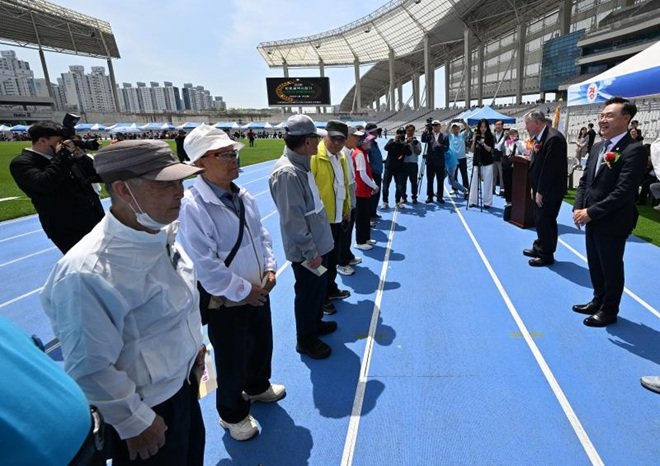 하병필 행정부시장이 18일 서구 아시아드주경기장에서 열린 '2026 인천광역시장기 노인건강체육대회'에서 참가자들을 격려하고 있다. / 인천시