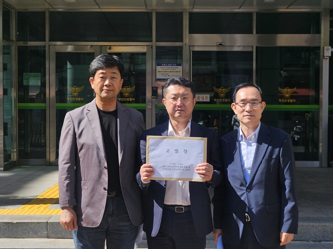 사진 좌측 박종필 전 부산시교원단체총연합회 회장, 사진 우측 박수종 전 전국진로진학상담교사협의회 회장.(사진제공=정승윤 후보 캠프)