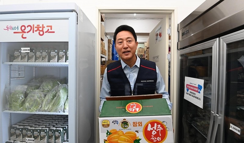 오세훈 서울시장 후보, 창신동쪽방촌 온기창고 1일 매니저 봉사 활동(사진=연합뉴스)