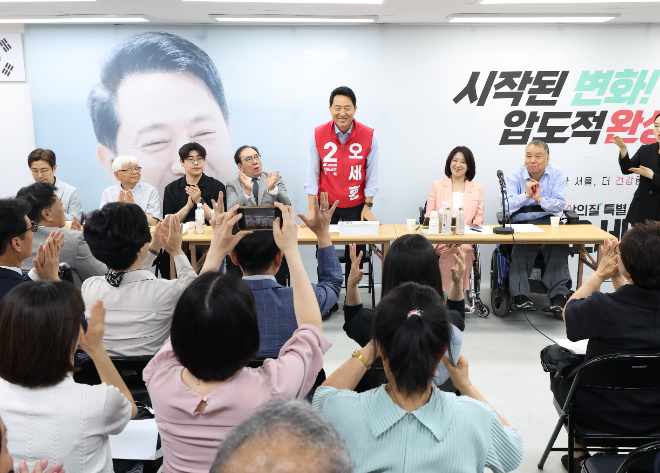 19일, 서울시 장애인단체 정책 간담회에 참삭한 오세훈 후보가 질의응답을 받고 있다. (사진= 오새훈 선거 캠프)