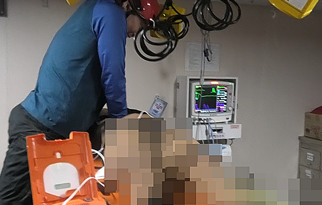 해양경찰이 익수자에게 심폐소생술을 하고 있다.(사진제공=부산해경)