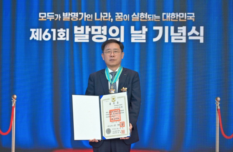 제61회 발명의 날 기념식에서 HL만도 조성현 부회장(은탑산업훈장 수훈)이 기념 촬영을 하고 있다.(사진=HL만도)
