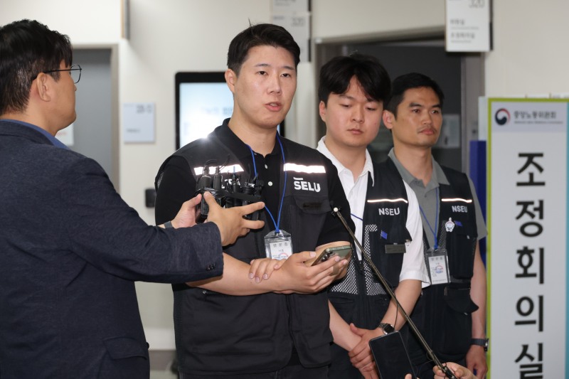 삼성그룹 초기업노동조합 삼성전자지부 최승호 위원장이 총파업 예고시점을 하루 앞둔 20일 정부세종청사 중앙노동위원회에서 열린 3차 사후조정 회의를 마친 뒤 노사협상 결렬 과정을 설명한 뒤 총파업 강행 입장을 밝히고 있다. 사진=연합뉴스