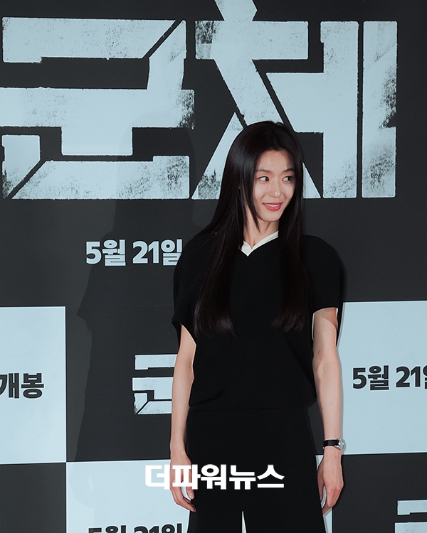 전지현, 영화 '군체' 언론시사회