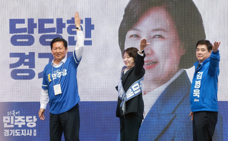 지방선거 공식 선거운동 첫날 성남 찾은 정청래 총괄상임선대위원장(사진=연합뉴스)