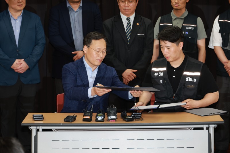 20일 경기도 수원시 장안구 경기고용노동청에서 열린 삼성전자 임금협상을 마친 후 여명구 삼성전자 DS(디바이스솔루션·반도체 사업 담당) 피플팀장과 최승호 삼성그룹 초기업노동조합 삼성전자지부 위원장이 잠정 합의안에 서명하고 있다. 사진=삼성전자