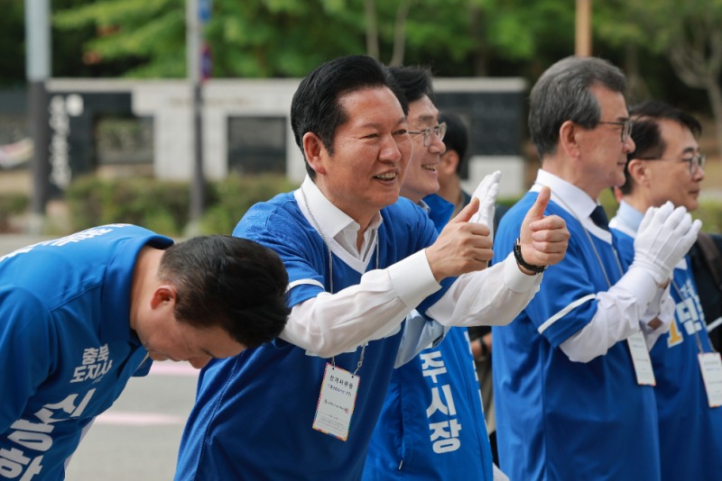 청주에서 출근길 시민과 인사하는 정청래 위원장(사진=연합뉴스)